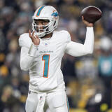 tua-tagovailoa-dolphins-2.jpg