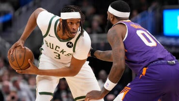 myles-turner-milwaukee-bucks-imagn-images.jpg