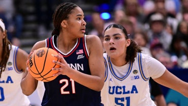 uconn-ucla-sarah-strong-lauren-betts.png