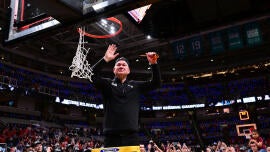 Tommy Lloyd, etrafındaki basketbol değişirken bile geri adım atmayı reddettikten sonra Final Four'da Arizona'ya sahip oldu