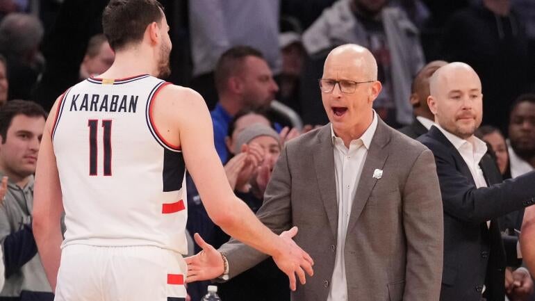 alex-karaban-dan-hurley-uconn-huskies