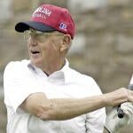 getty-lou-holtz-golf.jpg