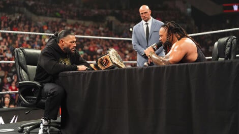 roman-reigns-jacob-fatu-contract-sign.jpg