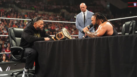 roman-reigns-jacob-fatu-contract-sign.jpg