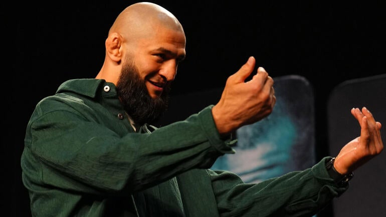 khamzat-chimaev-pose-ufc-328.jpg