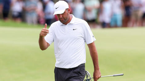 scottie-scheffler-thumbs-up.jpg
