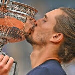 getty-alexander-zverev-french-open-trophy.jpg