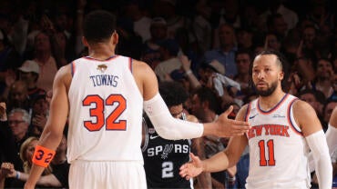 Karl-Anthony Towns Jalen Brunson high-five