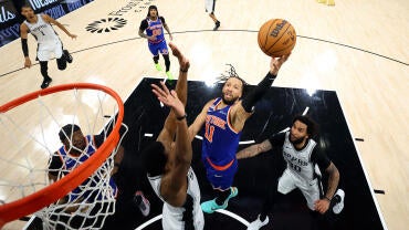 jalen-brunson-knicks-layup-g.jpg