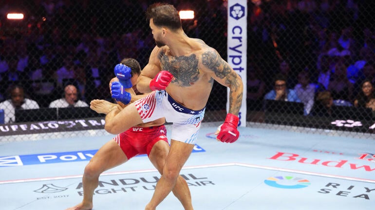 mauricio-ruffy-michael-chandler-kick-white-house.jpg
