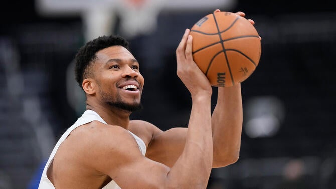 Memphis Grizzlies v Milwaukee Bucks