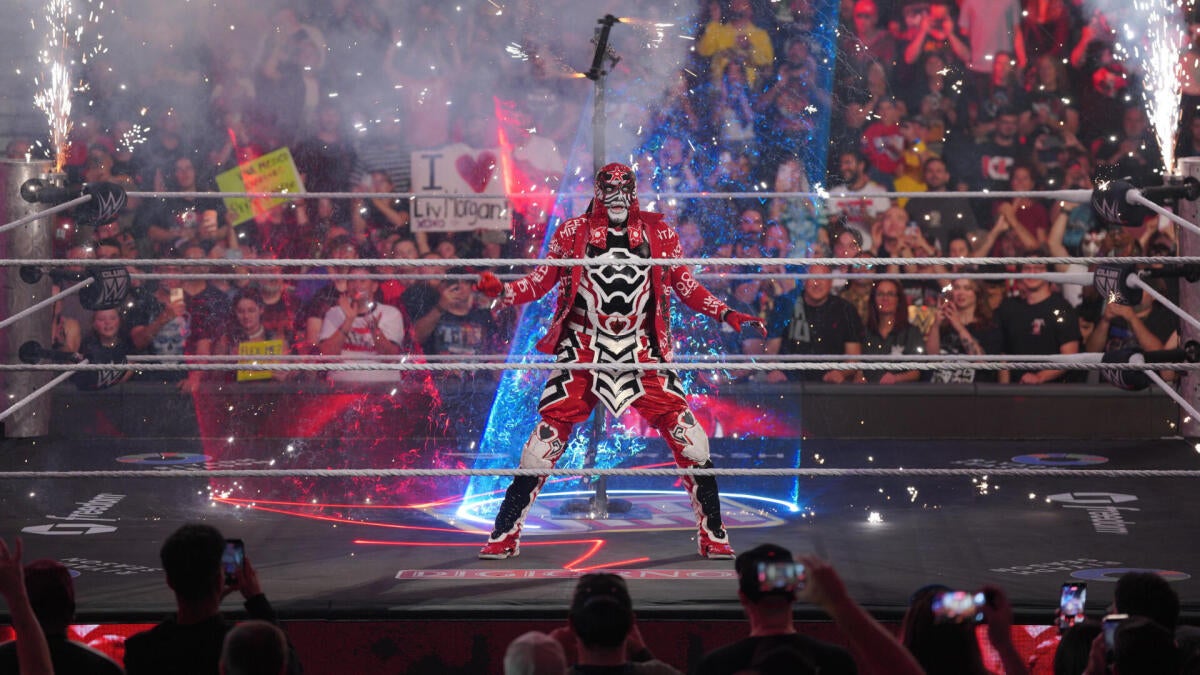 WWE Raw live updates, results, and grades for Aug. 31 as Penta and Rey Fenix battle for shot at Roman Reigns