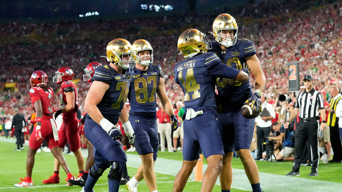 No. 4 Notre Dame runs away from Wisconsin at Lambeau Field