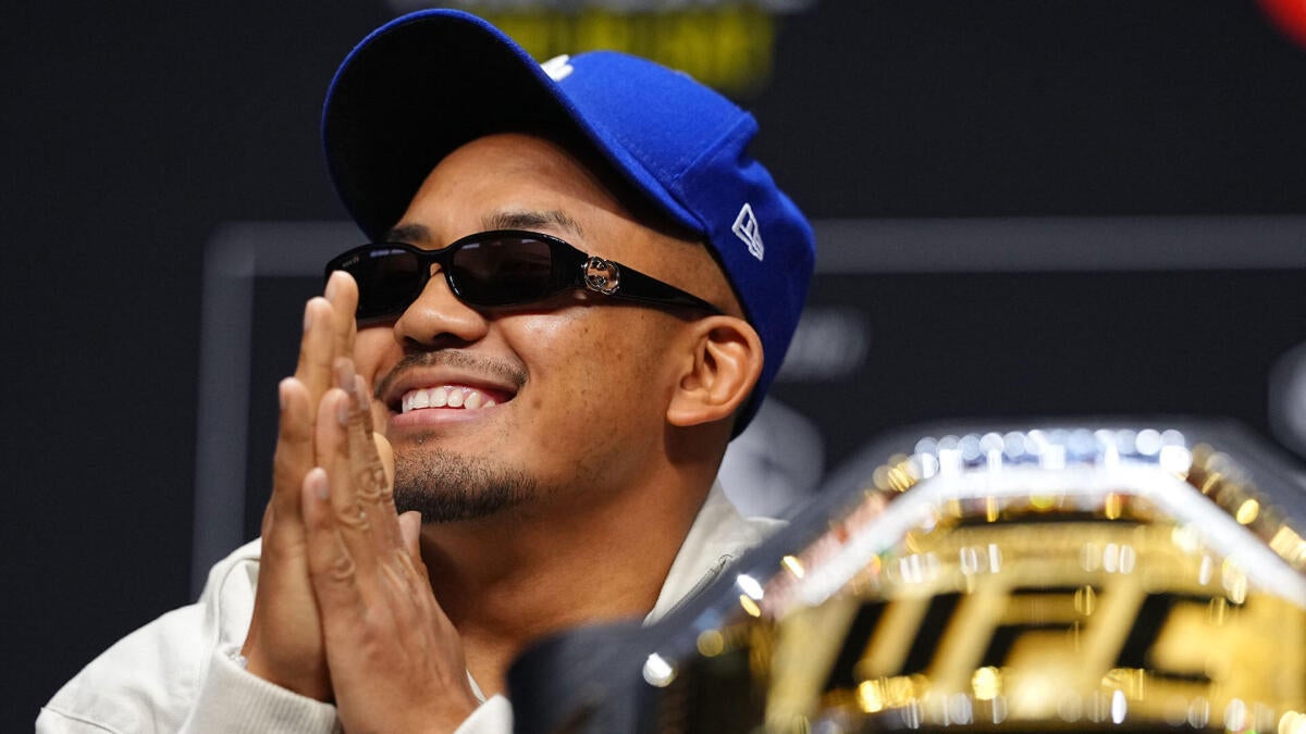 https://sportshub.cbsistatic.com/i/r/2026/09/17/52698fec-60e0-4430-a643-9f3b0fd6f24c/thumbnail/1200x675/6277d166a8d21c5bdbdf0ec867df09f4/joshua-van-smile-belt.jpg