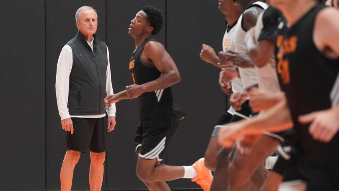 2026-07-07t210423z-1114001849-mt1usatoday29347671-rtrmadp-3-tennessee-head-coach-rick-barnes-watches-players-sprint-1.jpg