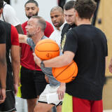 2026-07-23t204142z-260778763-mt1usatoday29439064-rtrmadp-3-louisville-men-s-head-basketball-coach-pat-kelsey-talks-to-1.jpg