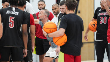 2026-07-23t204142z-260778763-mt1usatoday29439064-rtrmadp-3-louisville-men-s-head-basketball-coach-pat-kelsey-talks-to-1.jpg