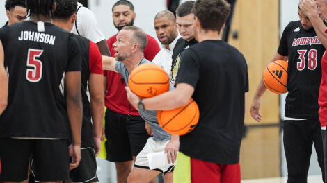 2026-07-23t204142z-260778763-mt1usatoday29439064-rtrmadp-3-louisville-men-s-head-basketball-coach-pat-kelsey-talks-to-1.jpg