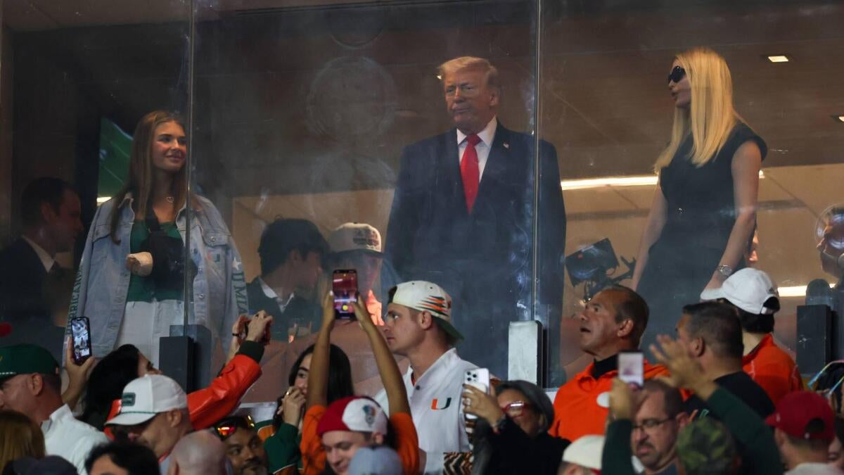 https://sportshub.cbsistatic.com/i/r/2026/09/24/8462fe34-60b6-4471-bf93-70398ff2553d/thumbnail/1200x675/6eb87665c2fe68fbea68c39410446e1d/trump-cfp-1.jpg