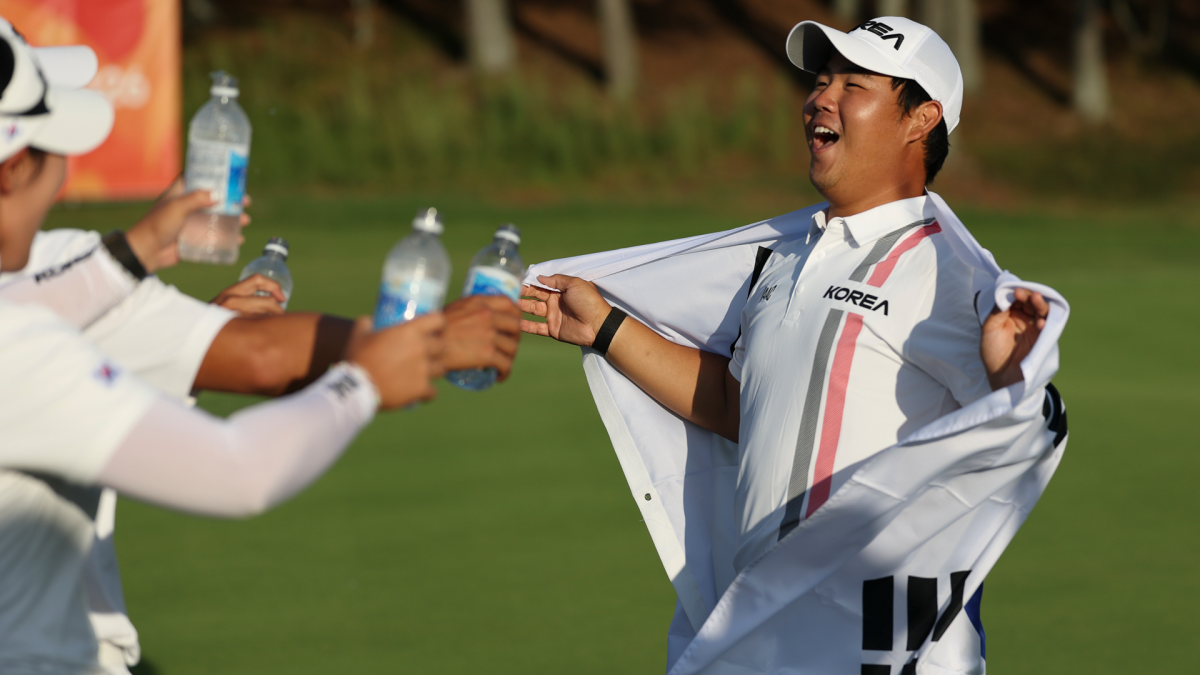 Tom Kim celebrates his Asian Games gold with South Korea teammates