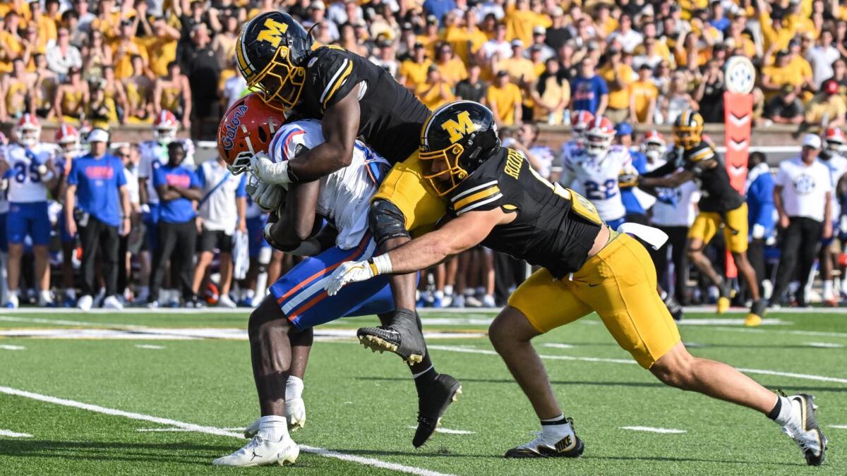Coaches Poll top 25: Florida tumbles after blowout loss to Missouri, while statement win helps Tigers rise - CBS Sports image