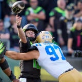 2026-10-11t010735z-251151555-mt1usatoday30052991-rtrmadp-3-oregon-quarterback-brock-thomas-throws-a-pass-as-he-is-hit-1.jpg