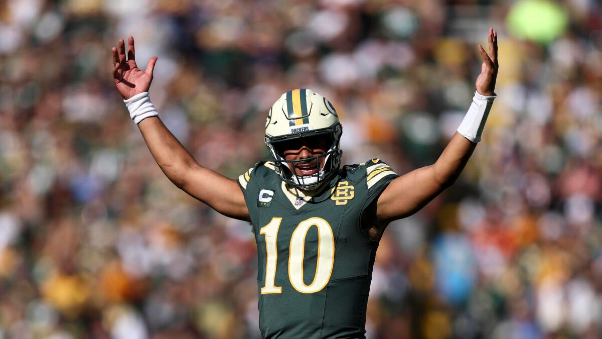 Jordan Love throws for 367 yards as Packers beat Bears 31-7
