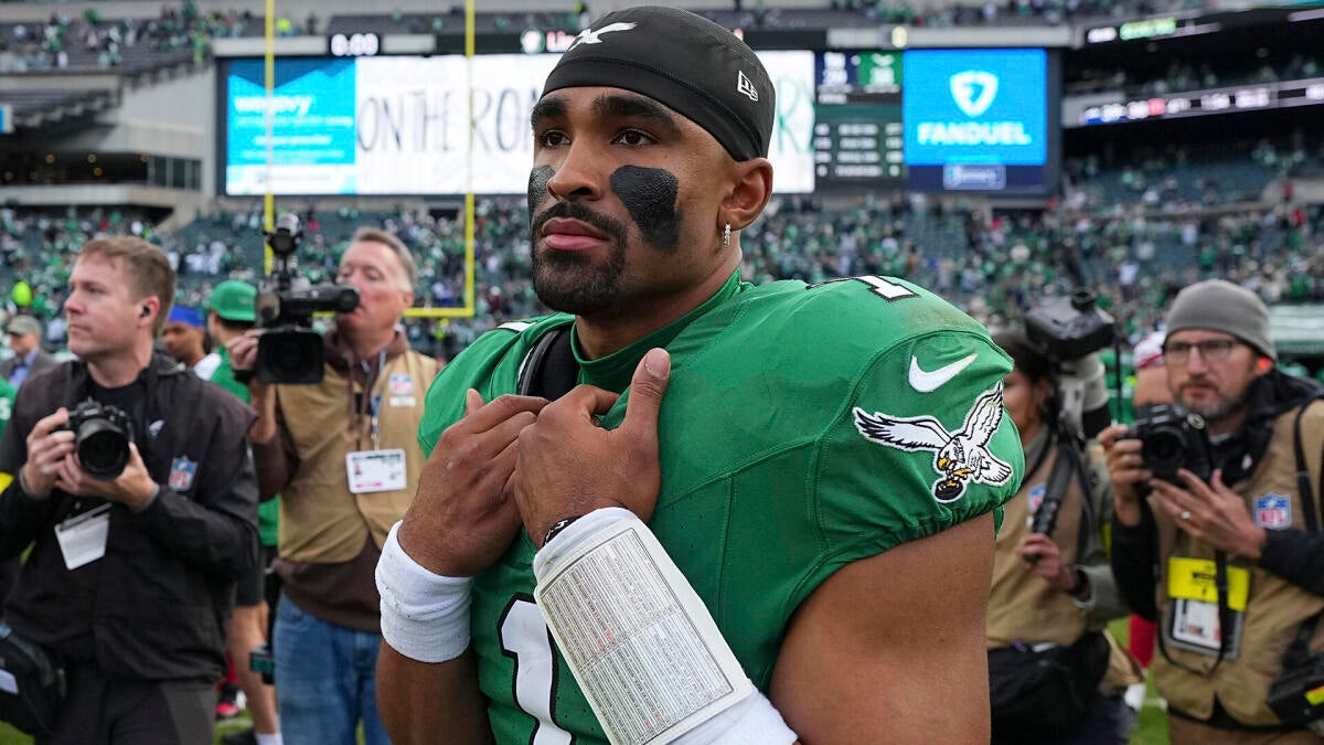 Aaron Rodgers, Kenneth Walker III address Eagles' handling of Jalen Hurts blood clot situation: 'That's crazy' - CBS Sports