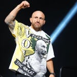 alexander-volkanovski-shirt-fist.jpg