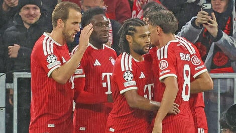 getty-harry-kane-alphonso-davies-bayern-munich.jpg