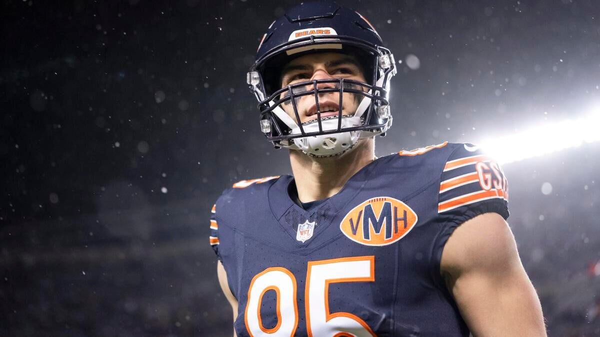 Bears fear season-ending injury for Cole Kmet after veteran tight end is carted off field - CBS Sports image