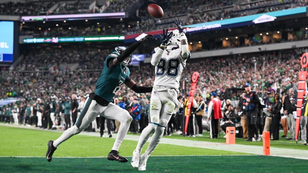 Cowboys crush Eagles to revive NFC East hopes; Brewers hammer Rays for 3-0 World Series lead, photo 2 of 5